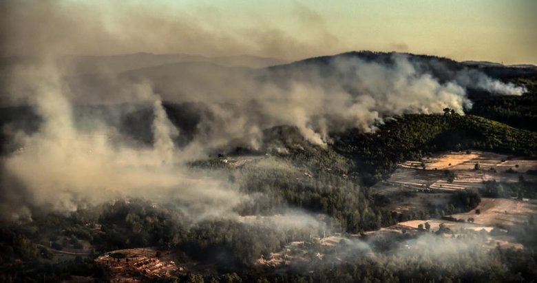 Marmaris’te orman yangınlarına yapılan müdahale helikopterden görüntülendi