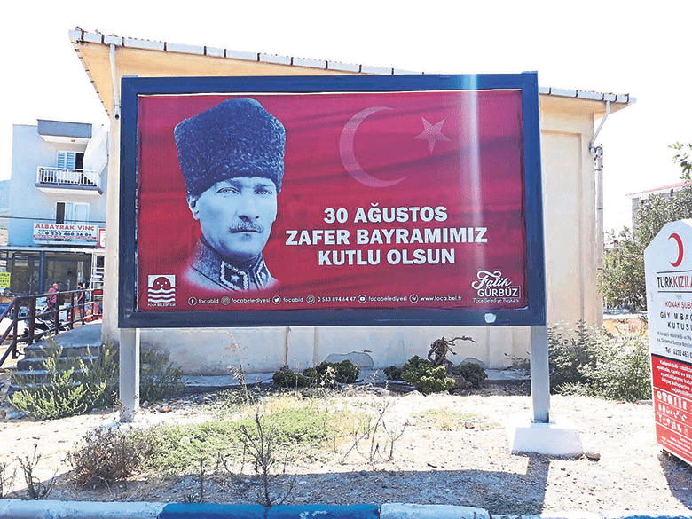Dev fotoğrafının yer aldığı afişleri söktüren Gürbüz, yerine Atatürk’ün olduğu yenilerini astırdı.