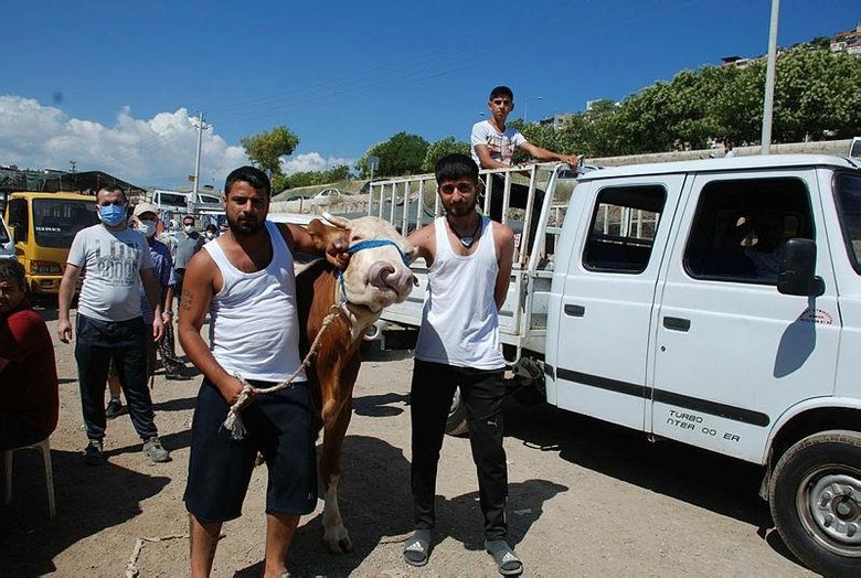 İzmirliler, kurbanlıklarını kesmek için kesim yerlerine koştu