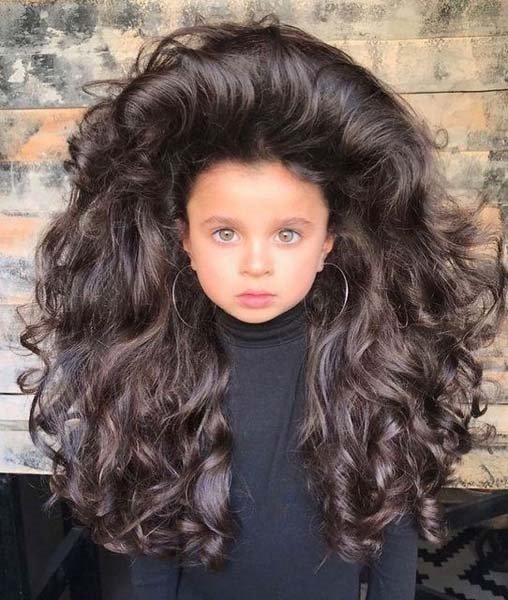 5 yaşındaki Mia uzun saçlarıyla sosyal medyada popüler oldu