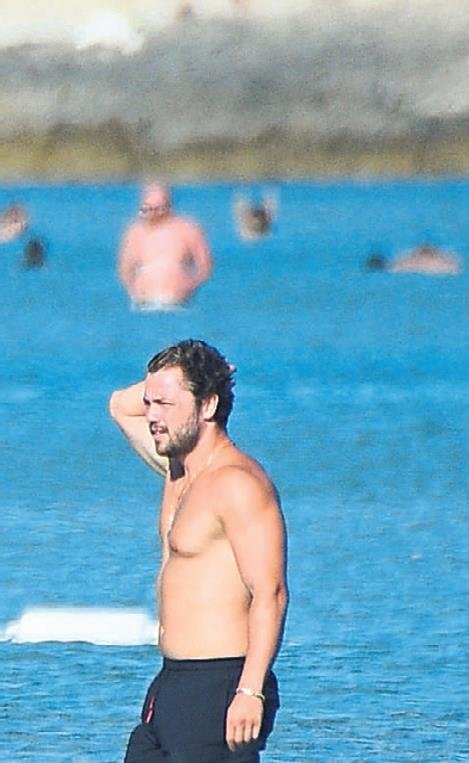 Ünlü oyuncu terlik ile yüzdü