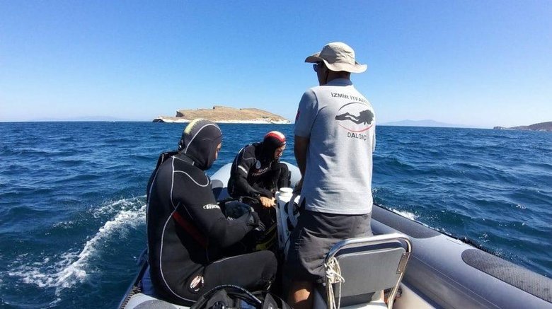 Foça’daki tekne faciasındaki kayıp çocuğun arama çalışmaları sürüyor