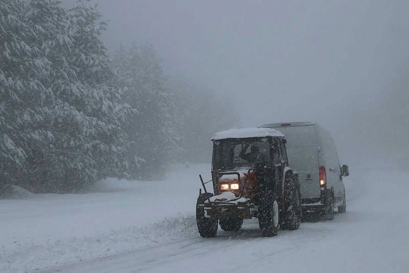 Domaniç’te kar lastiksiz trafiğe çıkan araçlar yolda mahsur kaldı