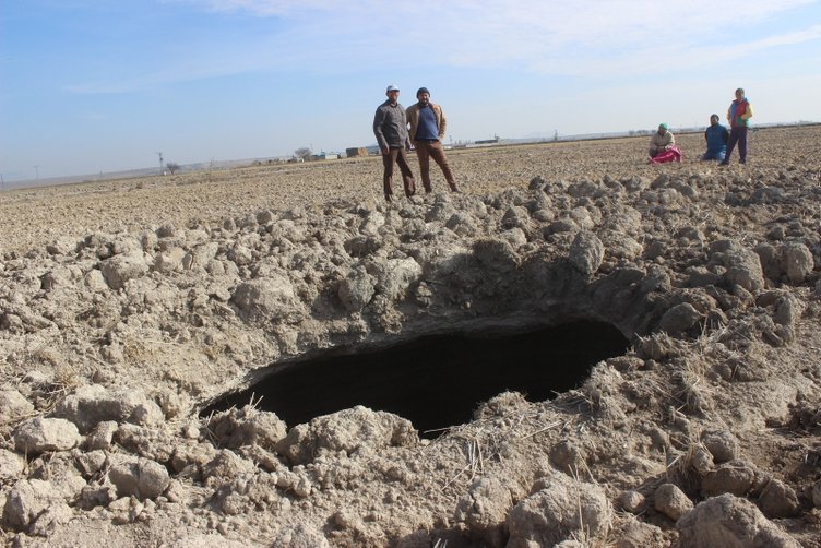 Korkutan görüntü! Tarlada çalışırken fark etti