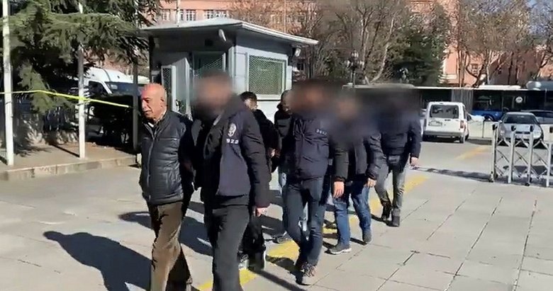 Çaldıkları otomobili sökmeye götürdükleri İzmir’de yakalandılar