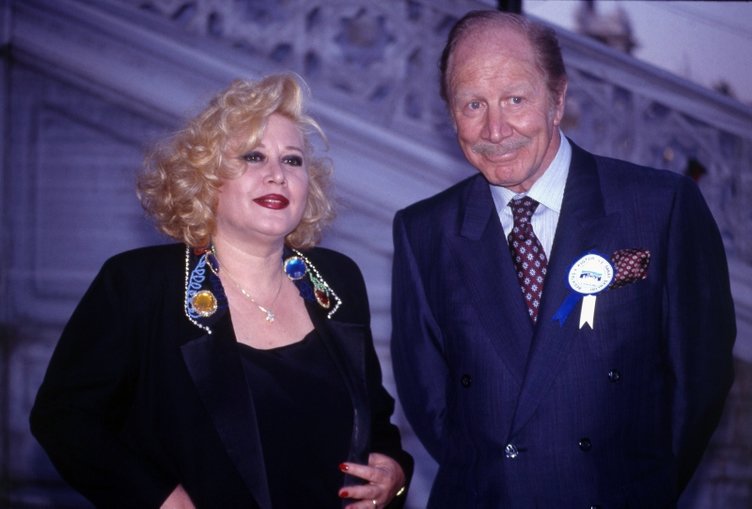 Usta sanatçı Muazzez Abacı’dan 75. yaş pozu!