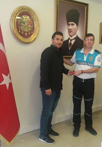Türk Bayrağını indirenleri yakalayan polislere ödül