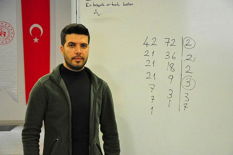 Deprem’den kaçıp Manisa’ya geldi! Kaldığı yurttaki gençleri üniversiteye hazırlıyor