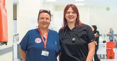 Doktor Zeynep annesi ile birlikte şifa dağıtıyor