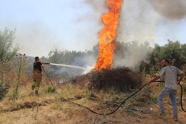goz-gozu-gormuyor-ormanlarimiz-yok-oluyor-manisada-akhisar-ahmetli-ve-kulada-orman-yangini-1751359213021.jpg