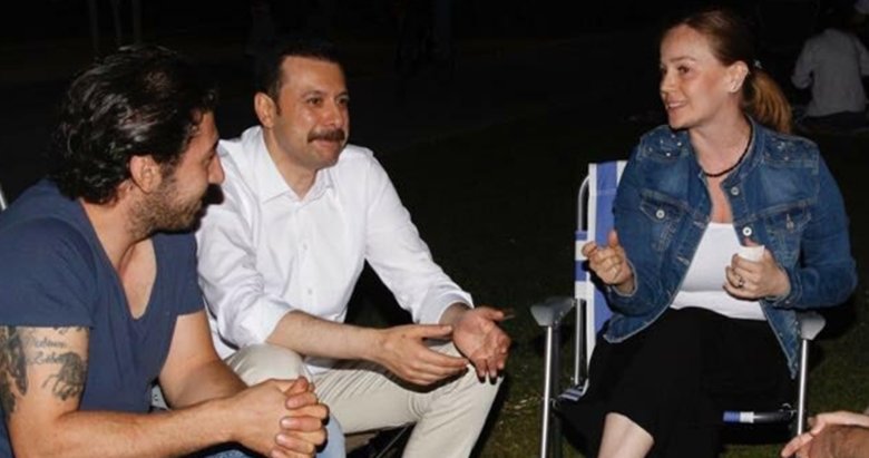 Kordon’da gençlerle şarkı söyledi