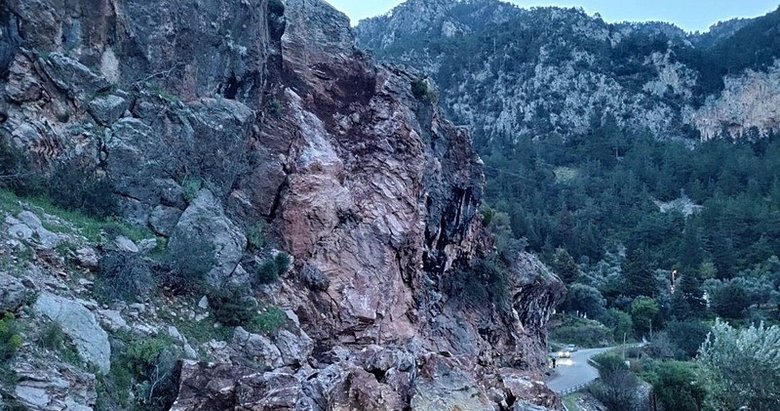 Fethiye’de yola kaya düştü! Faralya ulaşıma kapandı
