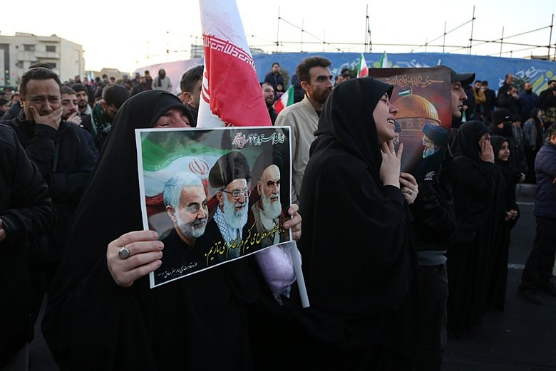 iranda-hamaneyin-olumunun-ardindan-gosteriler-duzenlendi-1772348330077.jpg