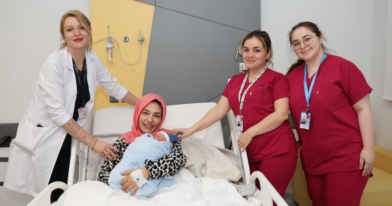İzmir’de yeni yılın ilk bebeği şehir hastanesinde doğdu