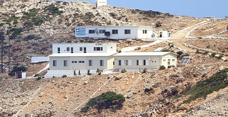 Yunanistan’dan Ege’ye provokasyon! Keçi Adası’ndaki ağır silahlar görüntülendi