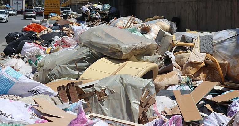 Toplanmayan çöpler felakete kapı aralıyor