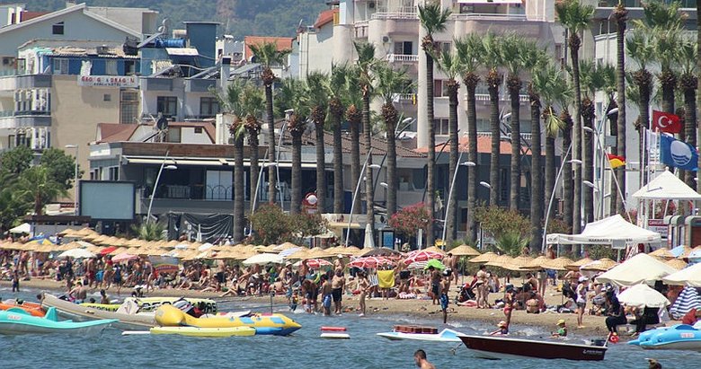Muğla’da sıcak havada bunalan tatilciler plaja akın etti