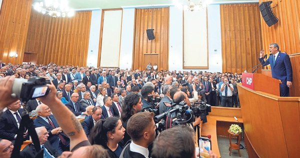 chpden-meclis-catisi-altinda-korsan-grup-toplantisi-ozelin-cekirdek-kadrosu-icinde-kritik-gun-yaklasiyor-1780428256160.jpeg