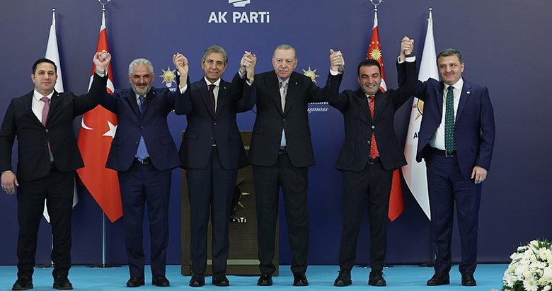 Rozetlerini Başkan Erdoğan taktı! 7 belediye daha AK Parti’ye katıldı