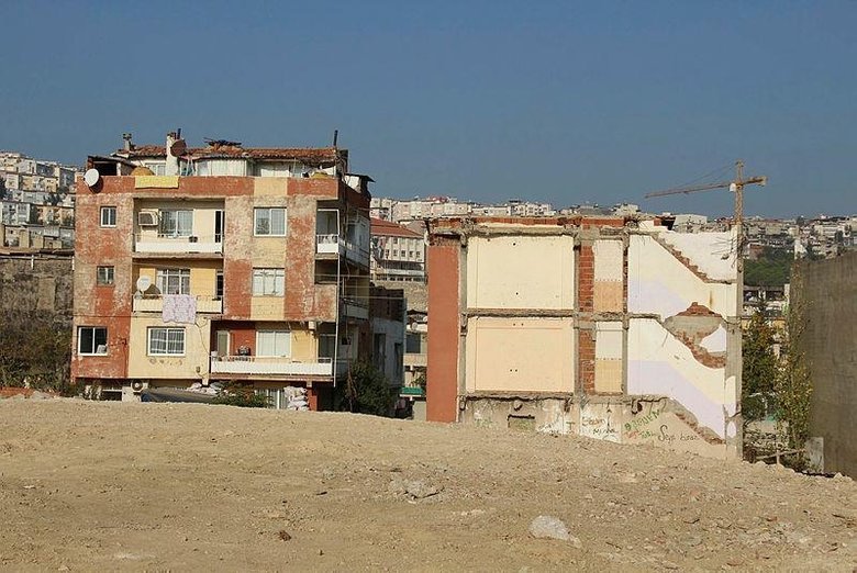 Karabağlar’da kentsel dönüşüm mağdurlarından Kılıçdaroğlu ve Soyer’e tepki: Verdikleri sözleri tutmadılar