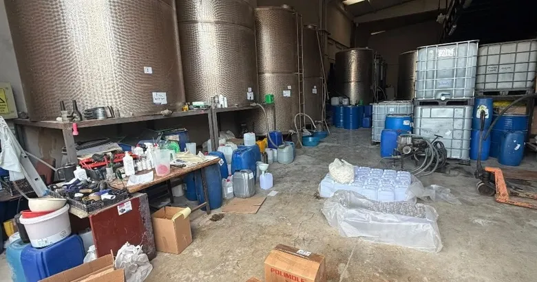 İzmir’de iş yerine baskın! 21 bin litre etil alkol ele geçirildi