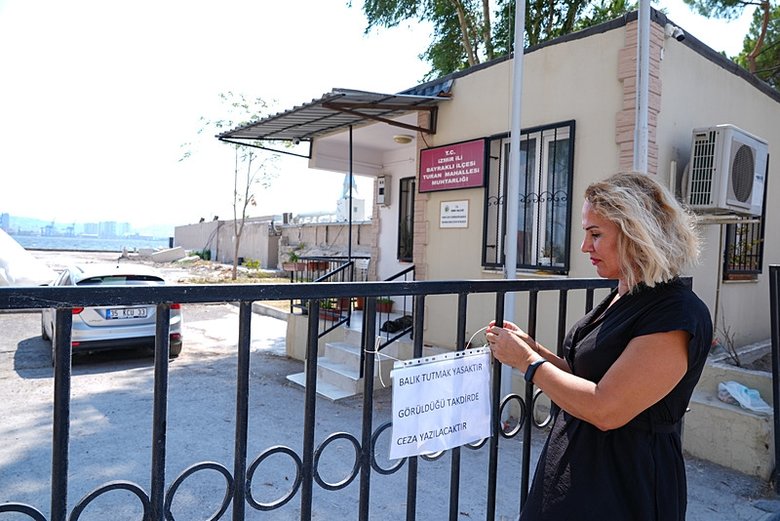 İzmir Körfezi’nde balık tutulmaması konusunda uyarıcı afişler asıldı