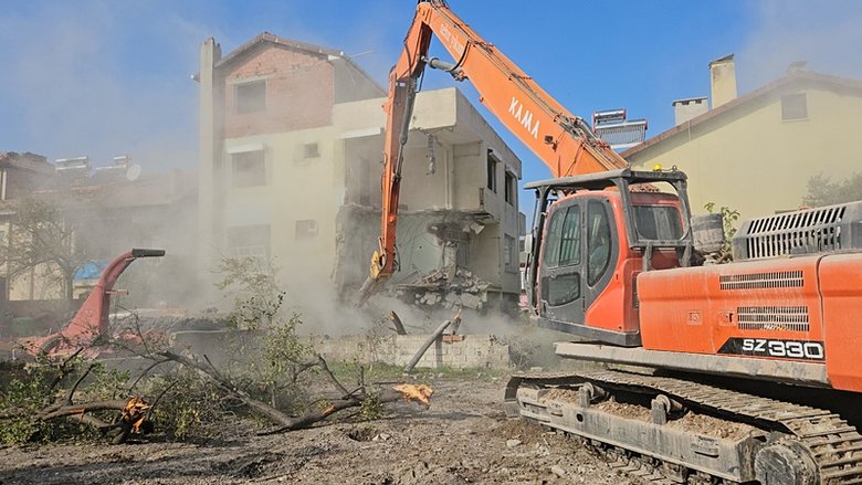 Balıkesir Sındırgı’da hasarlı binalar tek tek yıkılıyor!