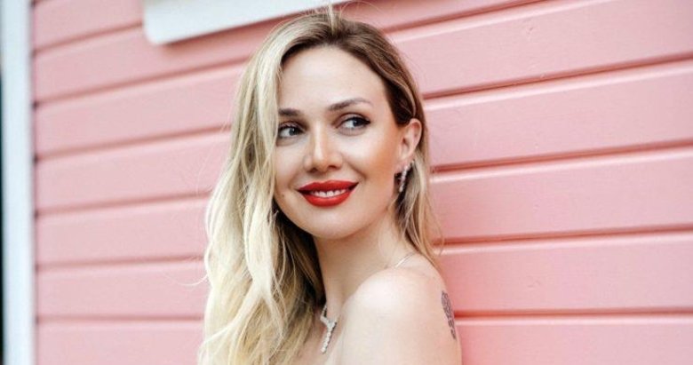 Bir tarafı İzmirli olan Elif’in oyunculuğu dikkat çekiyor