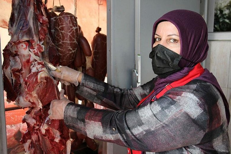 Elinde satırı gören şaşırıyor! Çocukluk hayalini gerçekleştirdi