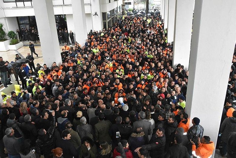 İzmir’de Büyükşehir Belediyesi çalışanlarından protesto! ESHOT kontak kapattı