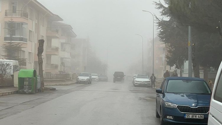 Afyonkarahisar’ı sis kapladı... Görüş mesafesi 30 metreye kadar düştü
