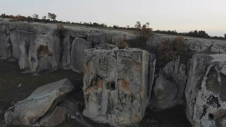 ‘Aslantaş Kaya Mezarı’ ziyaretçilerin ilgi odağı! İlk günkü heybetini koruyor