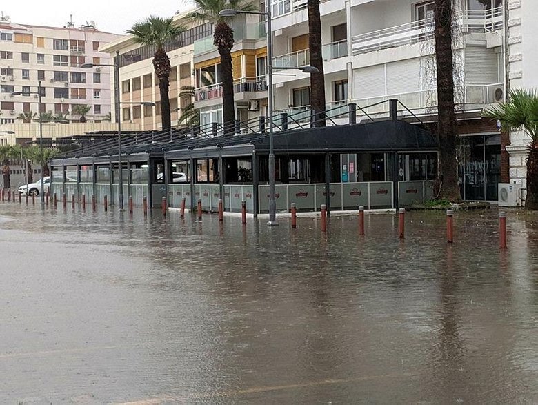 İzmir’i sel vurdu: Alt geçitler ve metro istasyonlarının çıkışları tıkandı