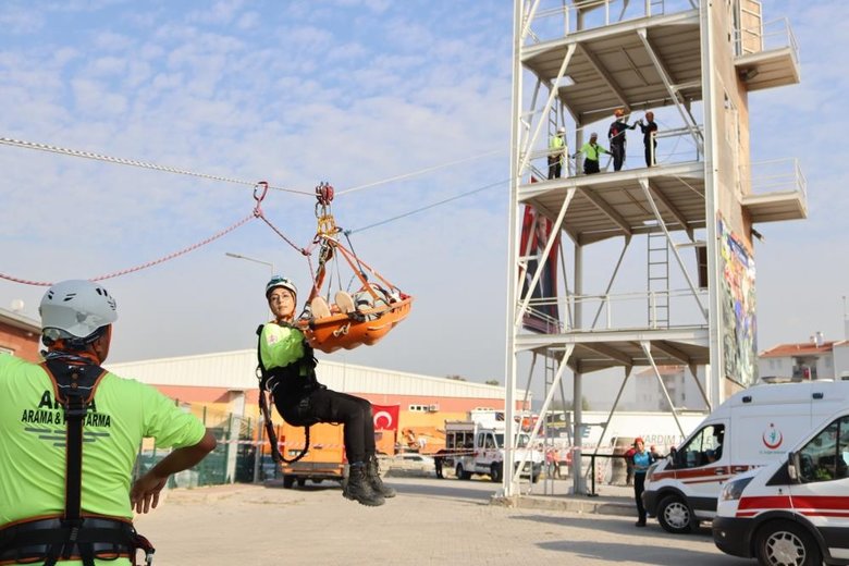 117 kişinin hayatını kaybettiği İzmir Depremi, tatbikatla anıldı