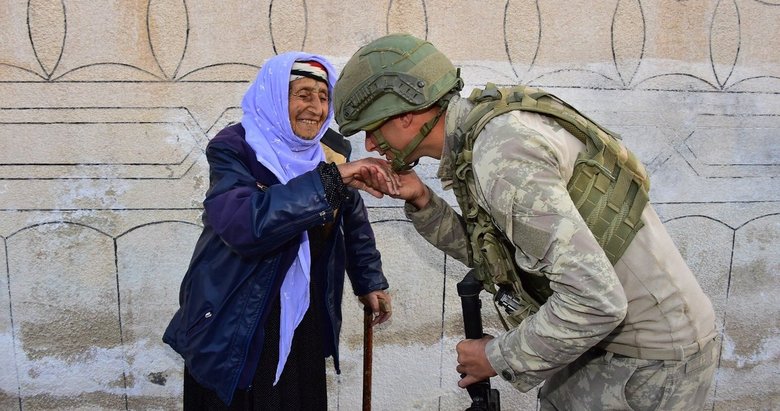 MSB, Mehmetçiğin Rasulayn’daki yaşlı kadının elini öptüğü anın fotoğrafını paylaştı