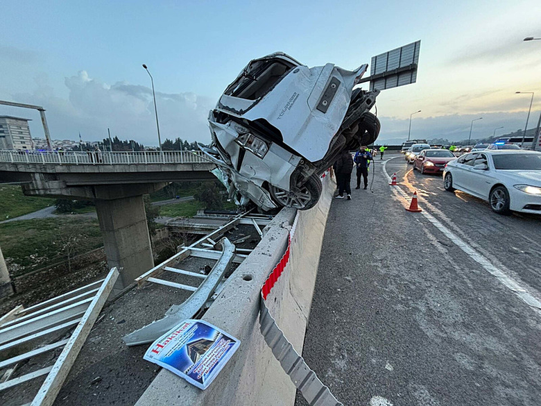 izmirde-korkunc-kaza-tir-viyadukten-dustu-3-yarali-1769098363377.png