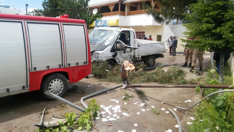 Akaryakıt istasyonu duvarına çarpan kamyonetin sürücüsü öldü