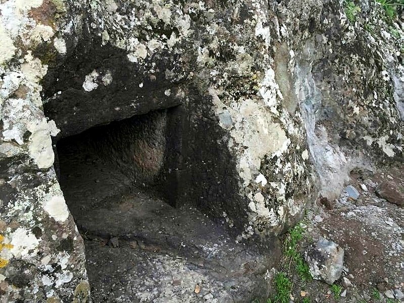 Bodrum’da 4 bin yıllık kaya mezarları talan edildi