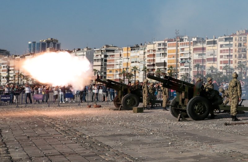 Başkan Erdoğan için İzmir’de top atışı