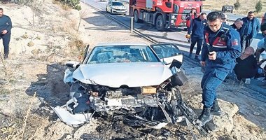 Afyonkarahisar’daki kazada otomobil hurdaya çıktı