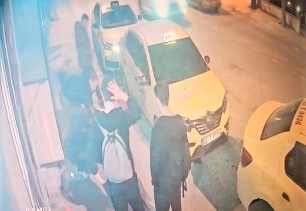 Vicdanları sızlatan olay: Yerde can çekişirken bakıp geçtiler