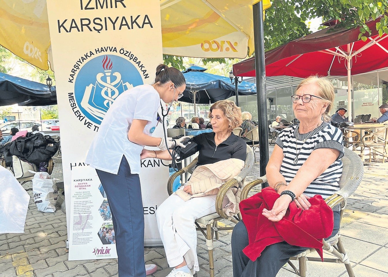 Lise öğrencilerinden yaşlılara sağlık eli