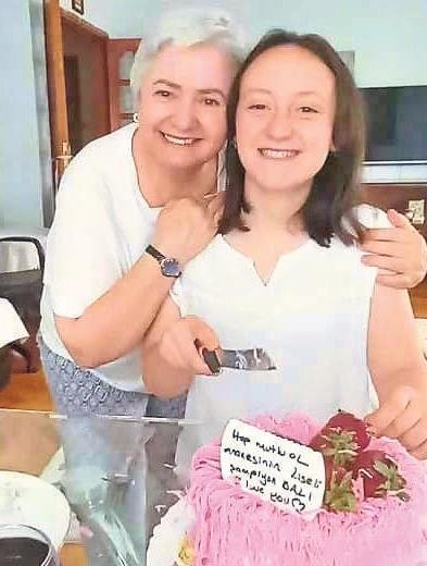 Ailesini depremde kaybetti müzikle hayata tutundu