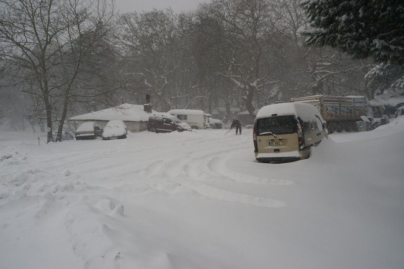 Kazdağları’nda yoğun kar nedeniyle çok sayıda araç mahsur kaldı