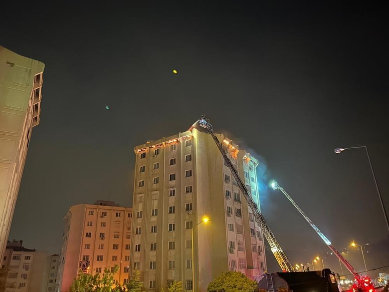 İzmir’de alevler 16 evi küle çevirdi! 87 ev ve 45 iş yeri boşaltıldı