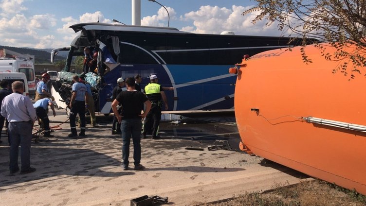 Balıkesir’de yolcu otobüsü temizlik aracına çarptı