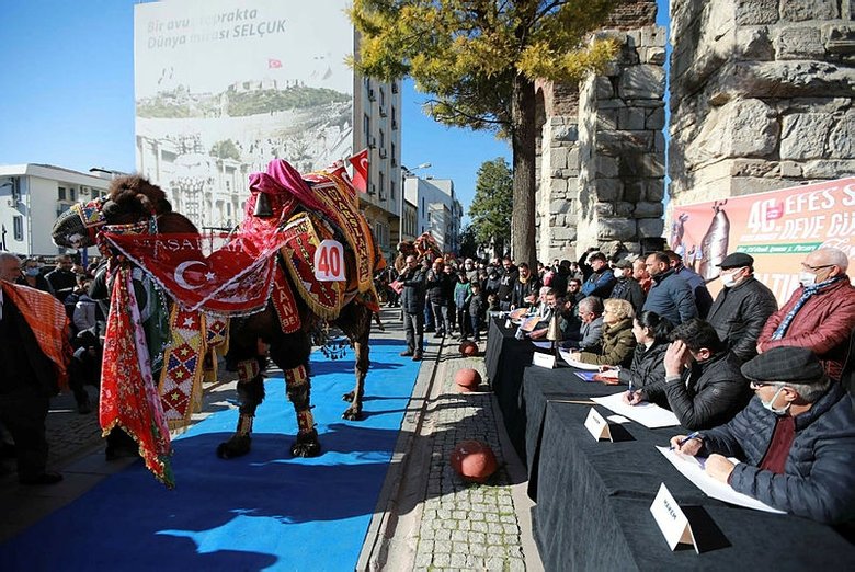 İzmir’deki en süslü deve seçildi