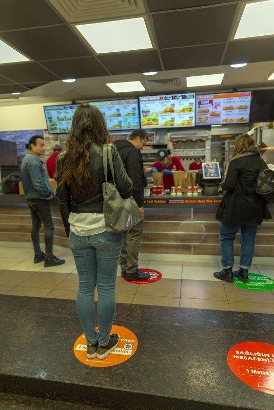 İzmir’de sosyal mesafe için zemin çıkartmaları devrede