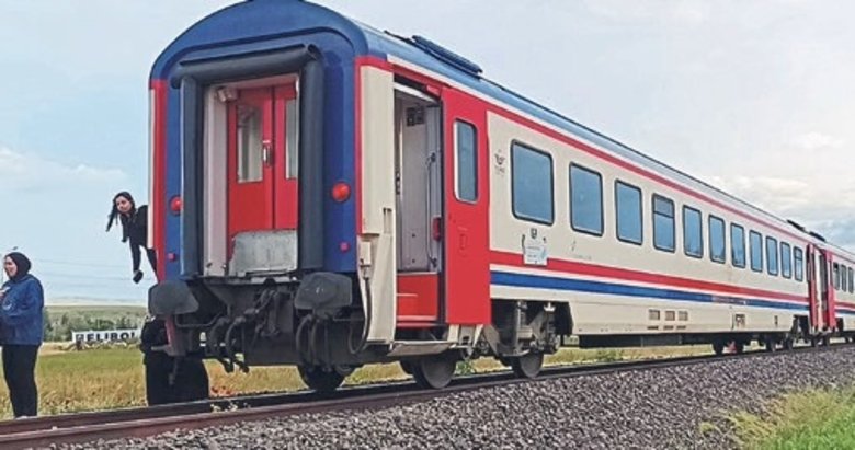 Afyonkarahisar’da tren minibüse çarptı: Bir yaralı
