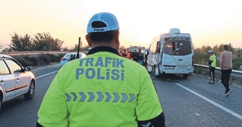 Emniyet şeridinde bekleyen işçi servisine kamyon çarptı